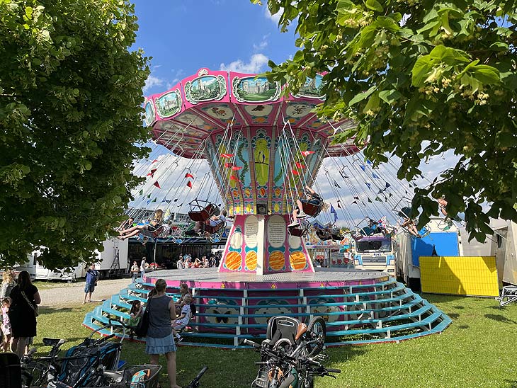 Kettenkarussell beim Volksfest Vaterstetten 2022 (©Foto: Martin Schmitz)